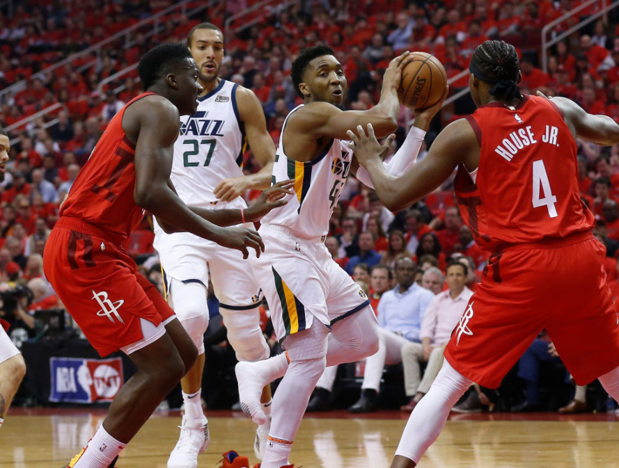 包含转会期全明星赛传出新动向，夏洛特黄蜂防线松动，管理层表态——悬念犹存，轮换策略成焦点的词条