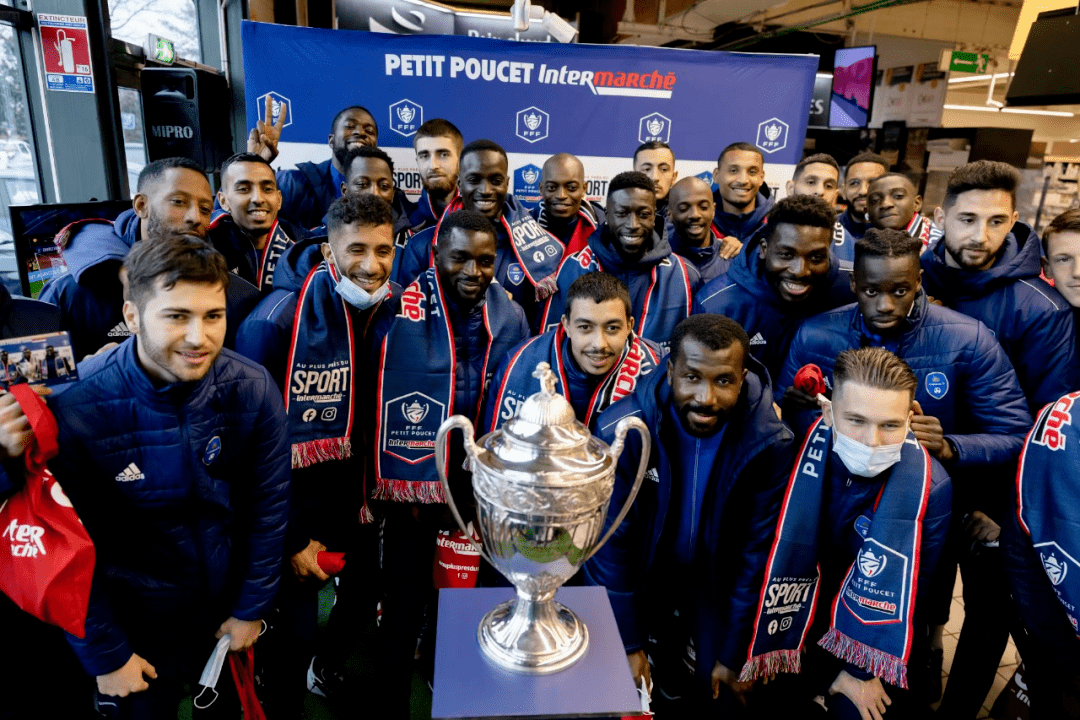 武汉三镇再遭质疑备战意大利杯上海申花围绕欧超杯单刀错失，转会期罗马备战法国杯看傻球迷的简单介绍