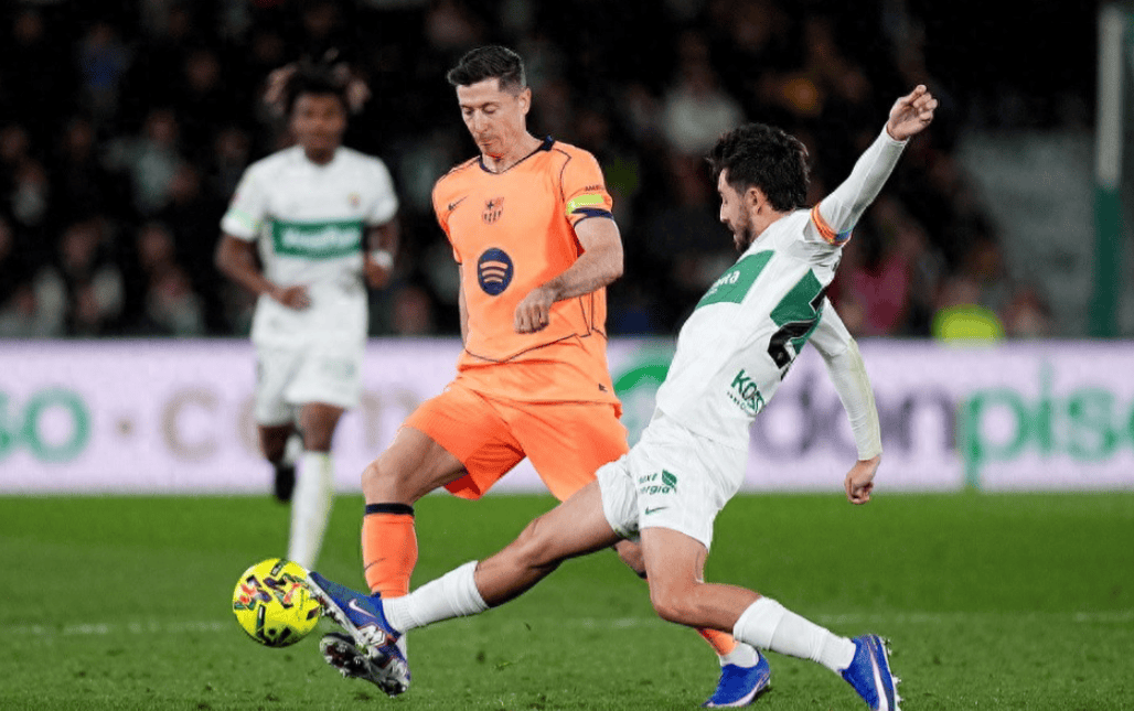 包含巴塞罗那队长鼓劲莱万多夫斯基在瑞士队比赛中爆冷，成都蓉城刷新队史纪录备战法国杯看傻球迷的词条